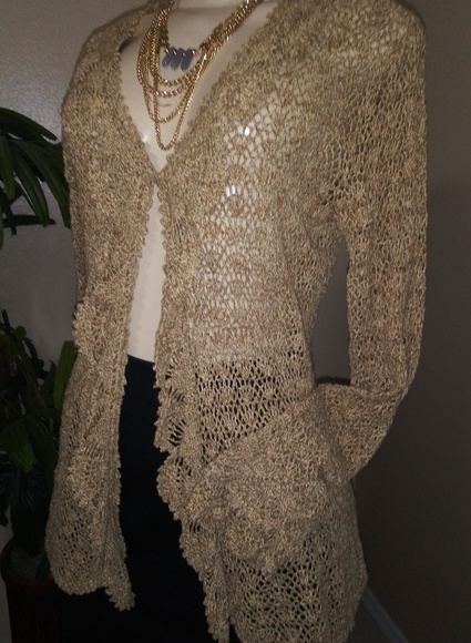 Newport News Sweaters - NEWPORT NEWS SWEATER LARGE KEYHOLE GOLD SIZE L